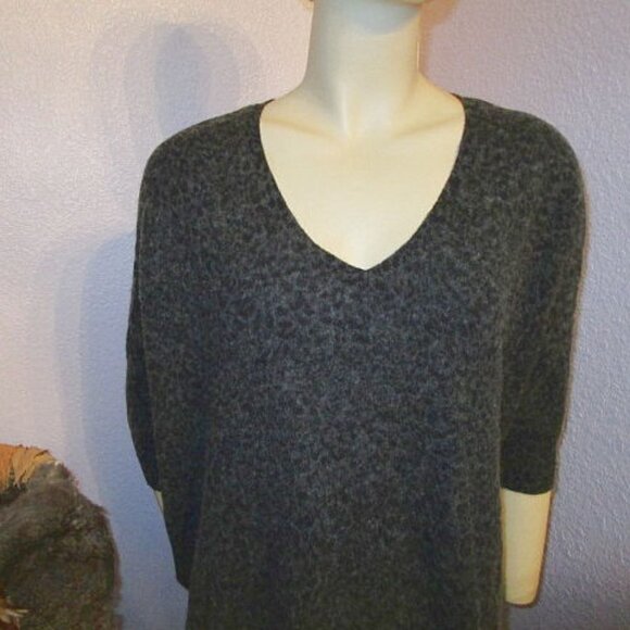 Womens Cashmere Sweater Size M Leopard Boxy Oversized V-Neck Pullover Whimsigoth - Picture 2 of 9